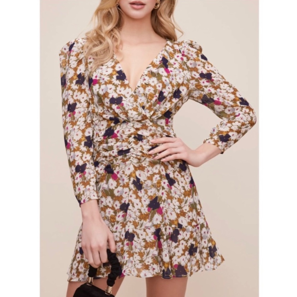 NWT ASTR The Label Floral Ruched Waist Mini Dress Sz M Olive V-Neck Puff Sleeve